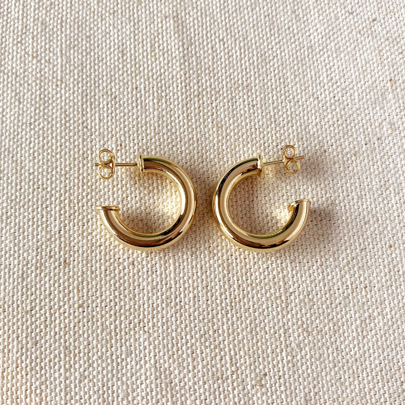 Everyone needs a pair of chunky hoop earrings in their jewelry collection. Featuring a lightweight, 18k gold filled material and butterfly backing, these are easy to throw on to elevate any look. 